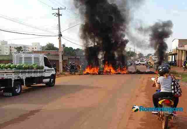 Moradores bloqueiam Avenida Rio Madeira em protesto a ordem de despejo em Porto Velho