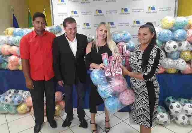 Primeira-dama entrega brinquedos para festa das crianças nos distritos de Porto Velho