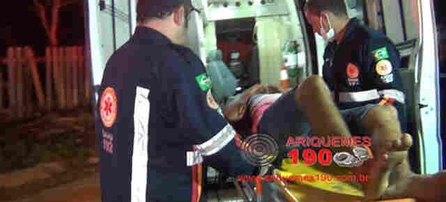 Jovens são baleados em frente de residência durante a madrugada