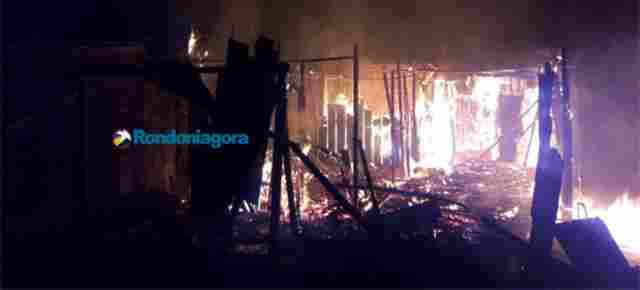 Residência é consumida pelo fogo na Capital