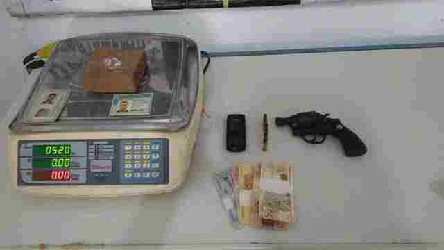Dupla é presa na Zona Sul da capital com arma municiada e mais de meio quilo de cocaína