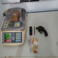 Dupla é presa na Zona Sul da capital com arma municiada e mais de meio quilo de cocaína