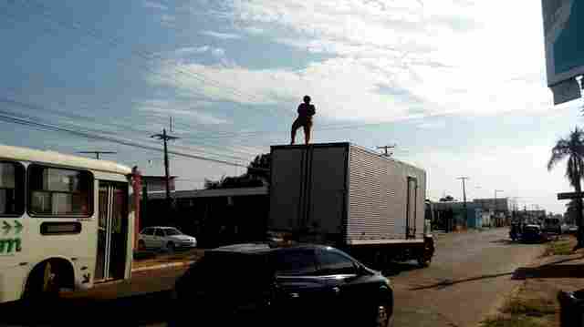 Samu é acionado para conter mulher nua em cima de caminhão em Porto Velho