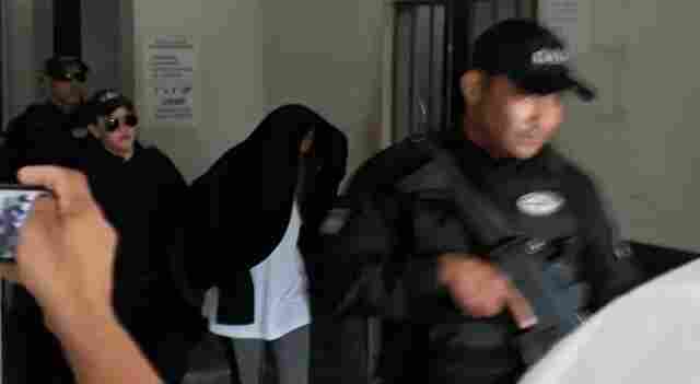 Vídeo: Em depoimento, mulher acusada de mandar matar marido carbonizado diz que era apenas amiga da vítima