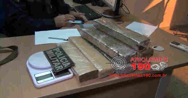 Jovem é preso com quase dez quilos de maconha em casa