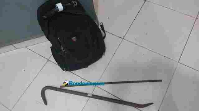 Homem é flagrado por populares tentando abrir cadeado com pé de cabra em Porto Velho