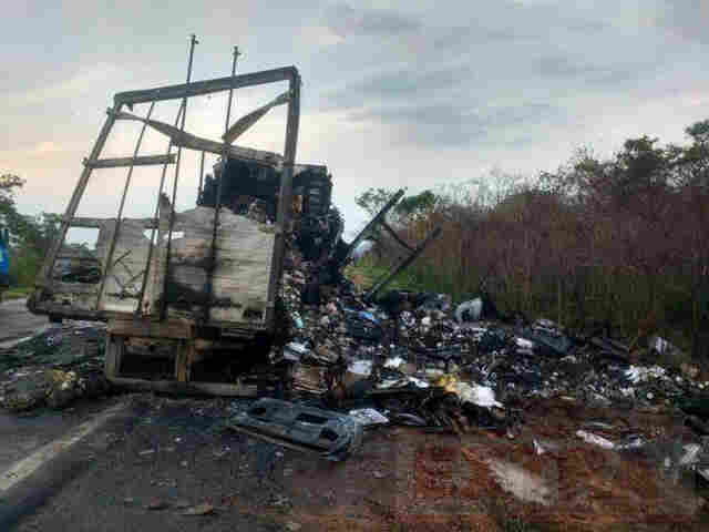 Dois acidentes quase simultâneos bloqueiam BR-364 por várias horas