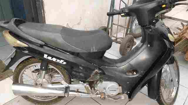 Menor alega ter achado motocicleta roubada abandonada quando surpreendido pela polícia
