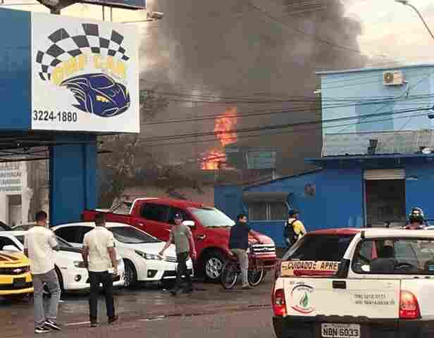 Bombeiros controlam incêndio na Avenida Amazonas, na Capital