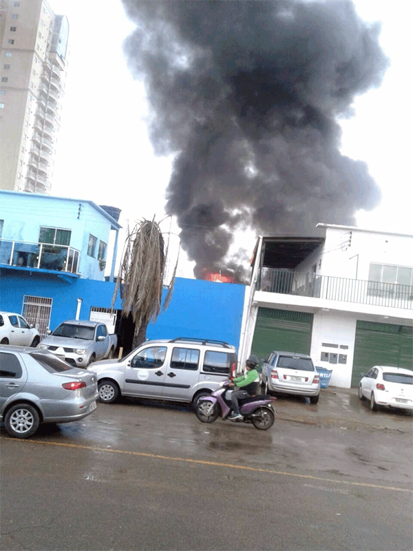 Bombeiros controlam incêndio na Avenida Amazonas, na Capital