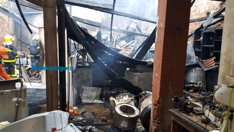 Bombeiros controlam incêndio na Avenida Amazonas, na Capital