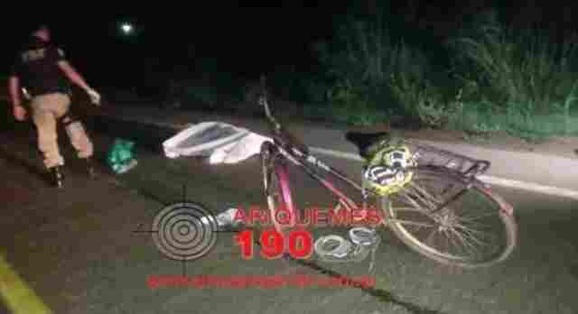 Homem tenta atravessar BR-364 e morre atropelado por duas motos