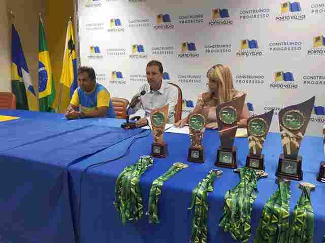 Ao vivo a entrega da taça de campeão do JIR ao prefeito de Porto Velho