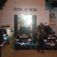 Mulher discorda da opinião do marido e é espancada enquanto amamentava o filho