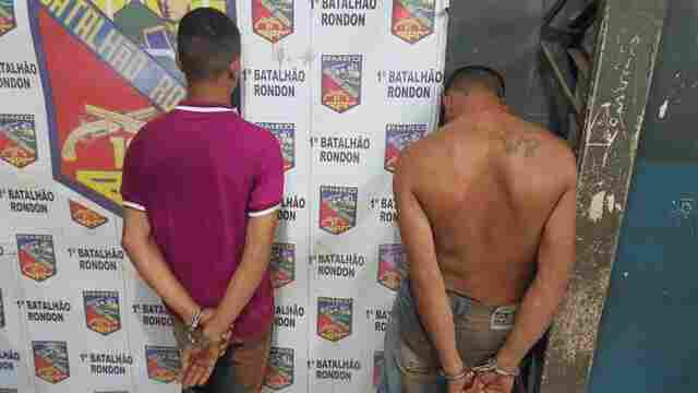 Dupla é presa armada após roubar moto