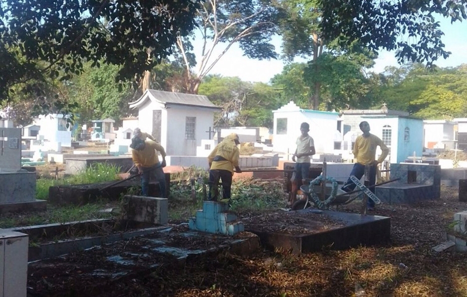 Prefeitura de Ji-Paraná limpa cemitérios para o dia de finados