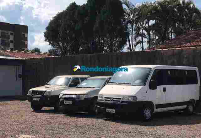 Criminoso usou guincho para levar camionetes da maternidade de Porto Velho; veículos foram encontrados em oficina