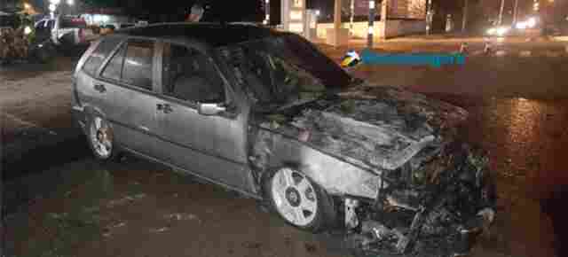 Fogo destrói carro próximo de posto de combustíveis na Capital