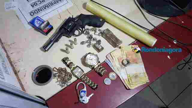 Bando suspeito de assaltos é preso com drogas e arma