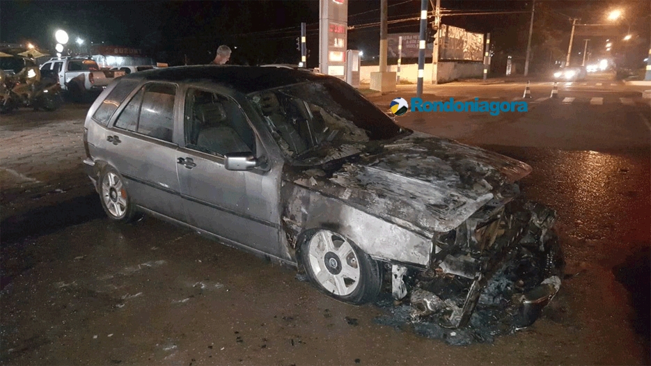 Fogo destrói carro próximo de posto de combustíveis na Capital