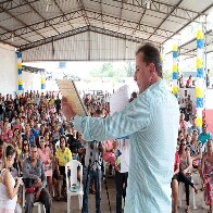 Famílias do Ayrton Senna recebem títulos definitivos de imóveis