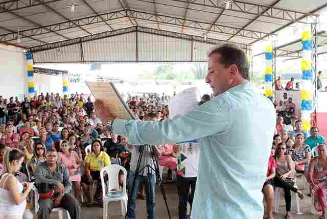 Famílias do Ayrton Senna recebem títulos definitivos de imóveis