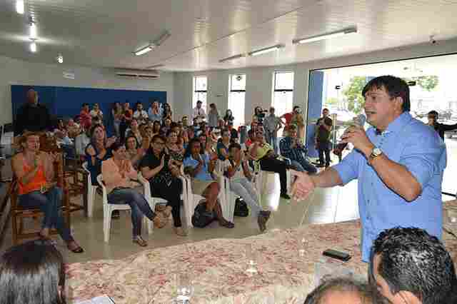 Cleiton Roque agradece parcerias em solenidade de entrega de carteiras de identidade e equipamentos