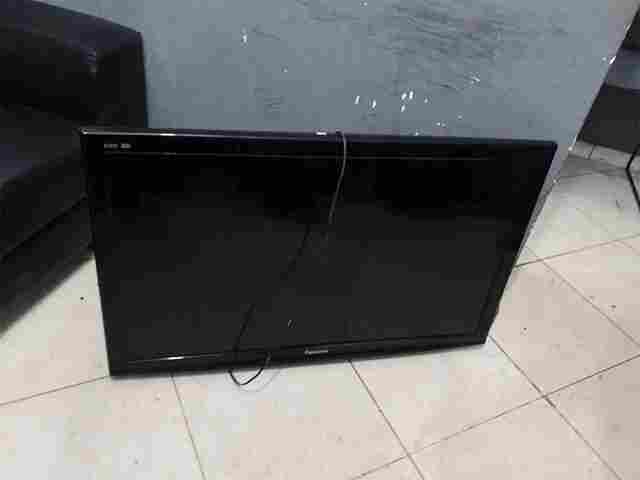 Dupla é presa por populares após furto de televisão de hospital