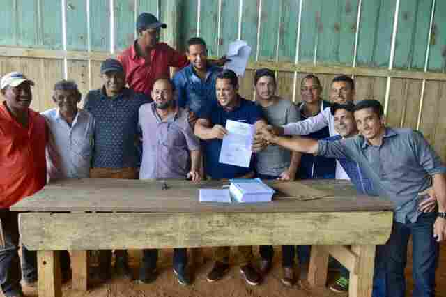 Laerte Gomes garante recurso para recuperação de estradas rurais em Theobroma