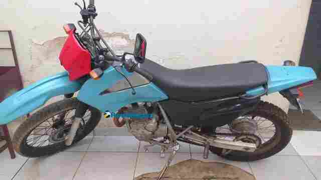 Condutor é flagrado com placa de moto trocada e sem habilitação para pilotar