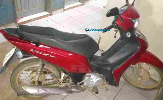 Mulher é presa com motocicleta roubada e diz que comprou em aplicativo de vendas pela internet