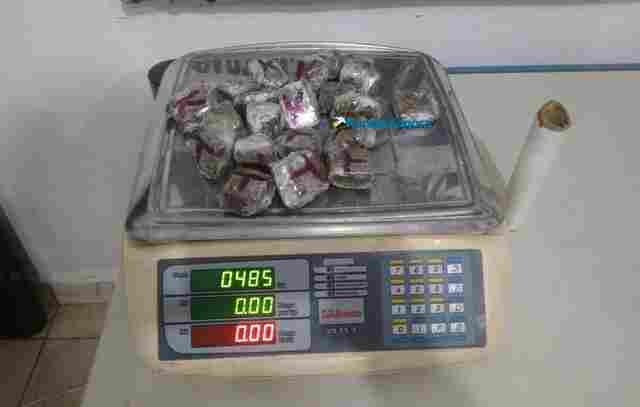 Após denúncia, jovem é presa com maconha escondida no armário de casa em Porto Velho