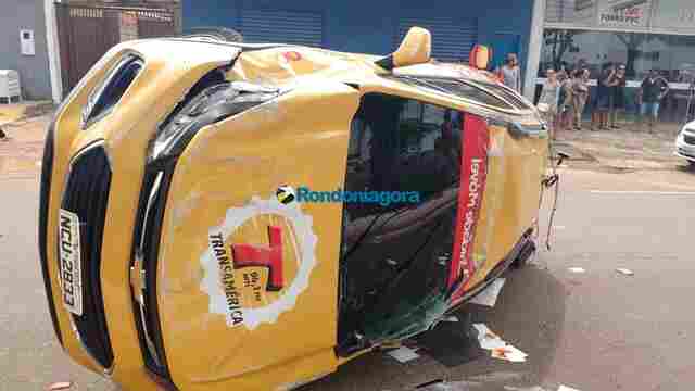 Acidente envolve dois veículos com capotamento em frente a Unimed