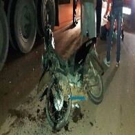 Com medo de ser assaltada, motociclista bate em carreta parada e fratura perna na Zona Leste