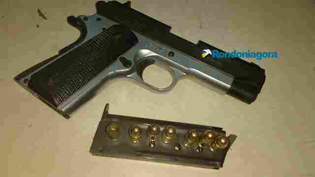 Na contramão de vias movimentadas da capital, homem pilotava moto com arma na cintura