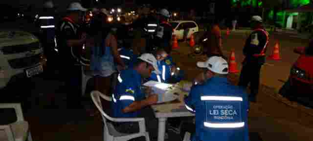 Policial civil do Acre é preso na Lei Seca; advogado colide com o carro em blitz