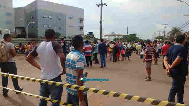 Moradores do Bairro Planalto bloqueiam via em frente ao TJ contra ordem de desocupação de área ocupada há 6 anos