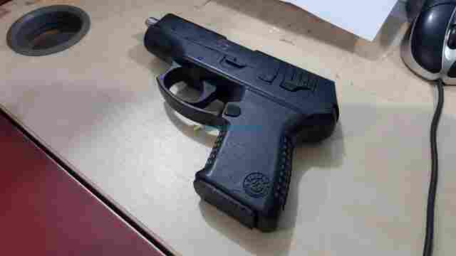 Homem rouba celular e é detido por populares com arma de brinquedo