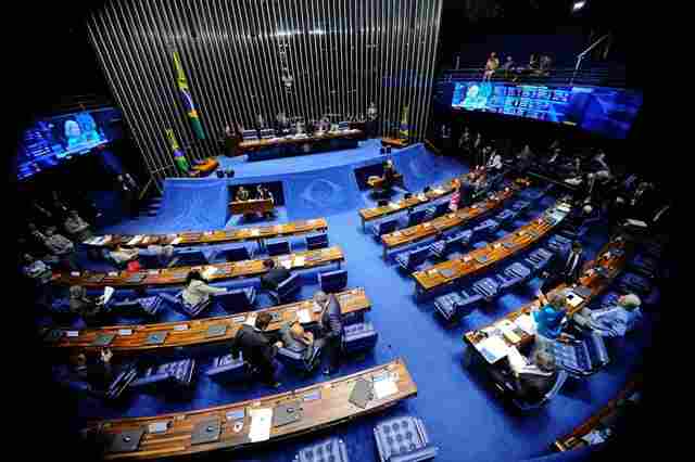 Senadores aprovam regulamentação de aplicativos de transporte