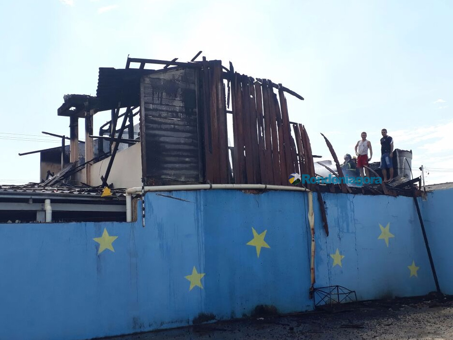 Bombeiros controlam incêndio em residência em Porto Velho; cachorro morre queimado