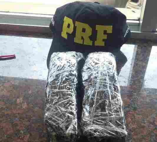 Passageiro é preso pela PRF com um quilo de cocaína em ônibus