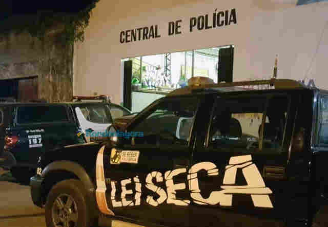 Servidor público foge de blitz, reage a prisão e ataca policiais