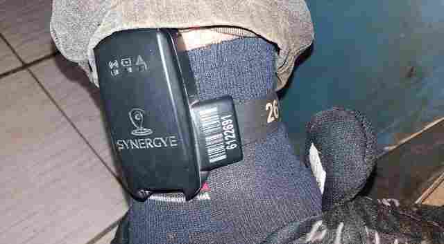 Criminoso com tornozeleira tenta roubar mulher e acaba preso por populares