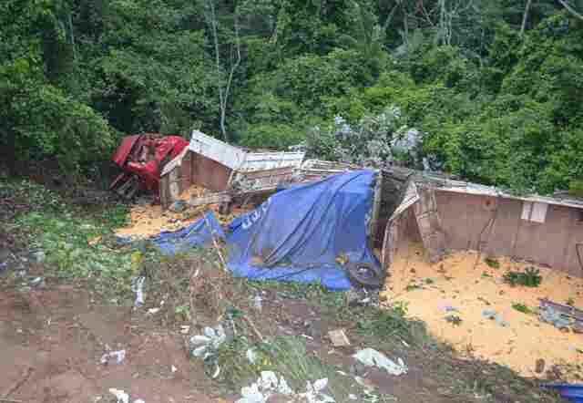 Carreta carregada com soja tomba na BR-364 em Jaru