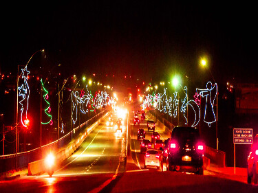 Prefeitura e CDL iniciam instalação da iluminação natalina em Ji-Paraná