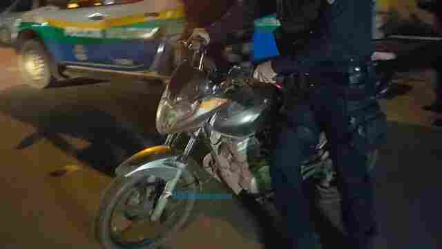 Dupla é detida após fuga em moto roubada e troca de tiros com a polícia