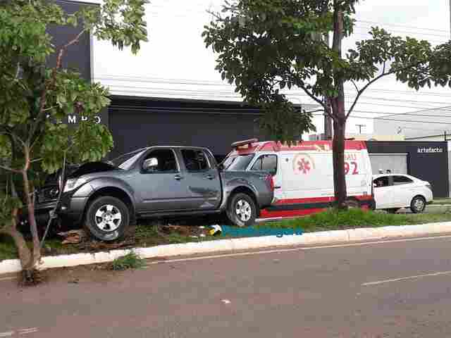 Mulher passa mal dirigindo e veículo derruba árvore na Rio Madeira