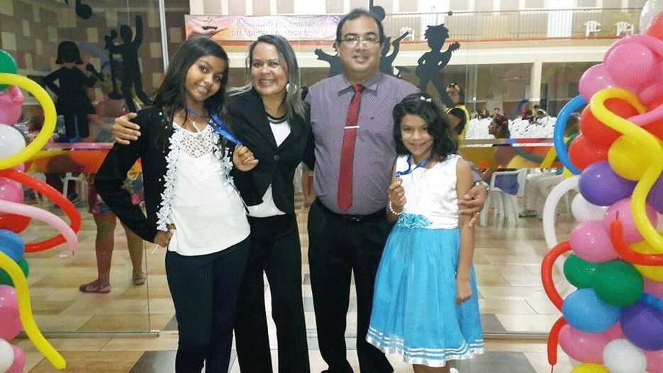 Com duas filhas adotivas, casal fala do processo e garante: “Agora somos uma grande família”