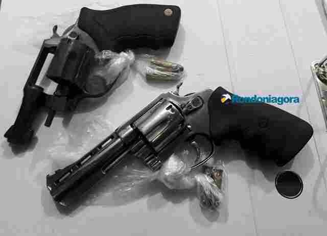 Marginais são presos com duas armas após roubarem moto de mulher