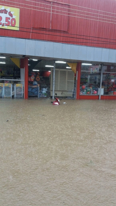 Chuva forte causa alagamentos em vários pontos de Porto Velho; veículos ficaram submersos